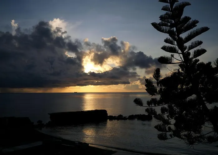 Flores Beachside 4*