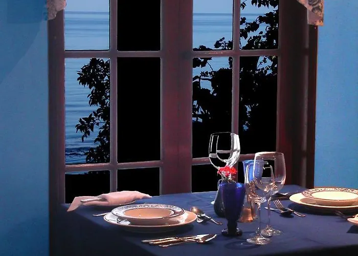 Flores Beachside Hotel 4*